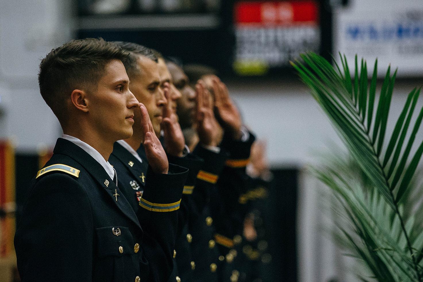ROTC 学生 being comissioned into the U.S. 军队.